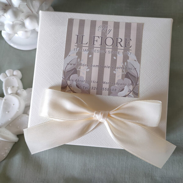 Scatola regalo decorativa con fiocco beige